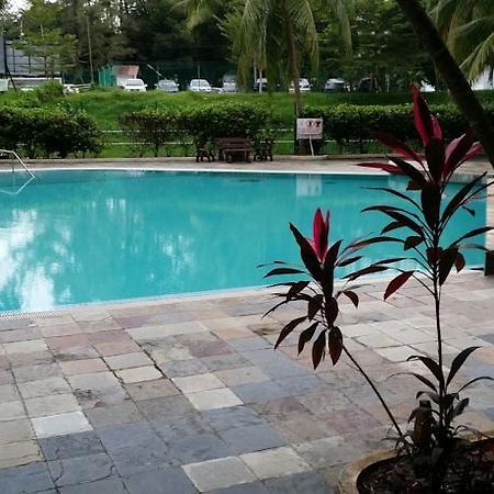 Pinang Beach Apartment @ Bayu Emas Бату-Феррінгі Екстер'єр фото